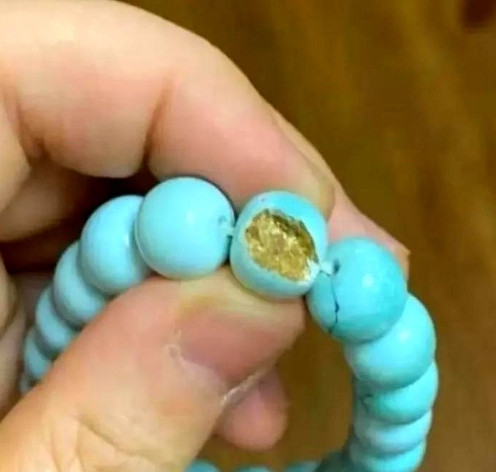 今天真的太倒霉了呀！一不小心把戴了一年多的绿松石手串摔了，捡起来一看，手串缺