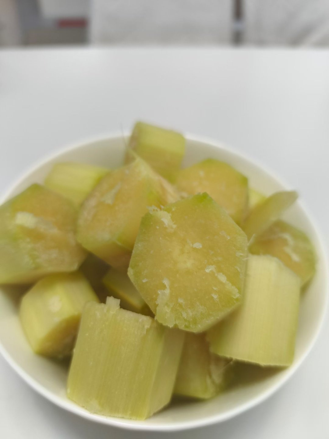 还是水果店好，甘蔗给切成小块了，省牙