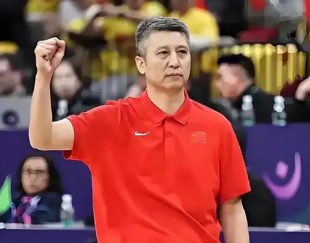 浪费名额的事儿发生在了和韩国队的比赛中，在12人名单的东方大国队里，10人都上场