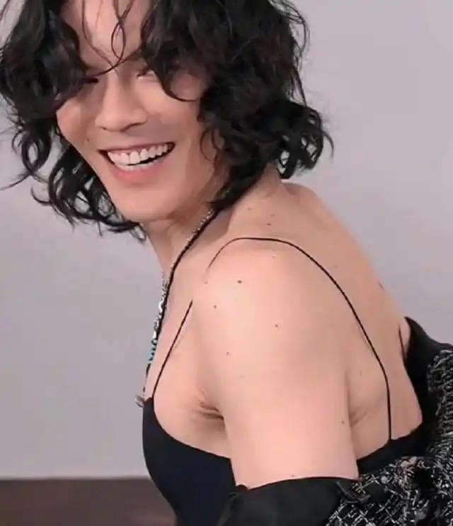 估计向佐家真的没钱了，看到向佐女装直播带货，一直以为是她的爱好，万万没想到是真的