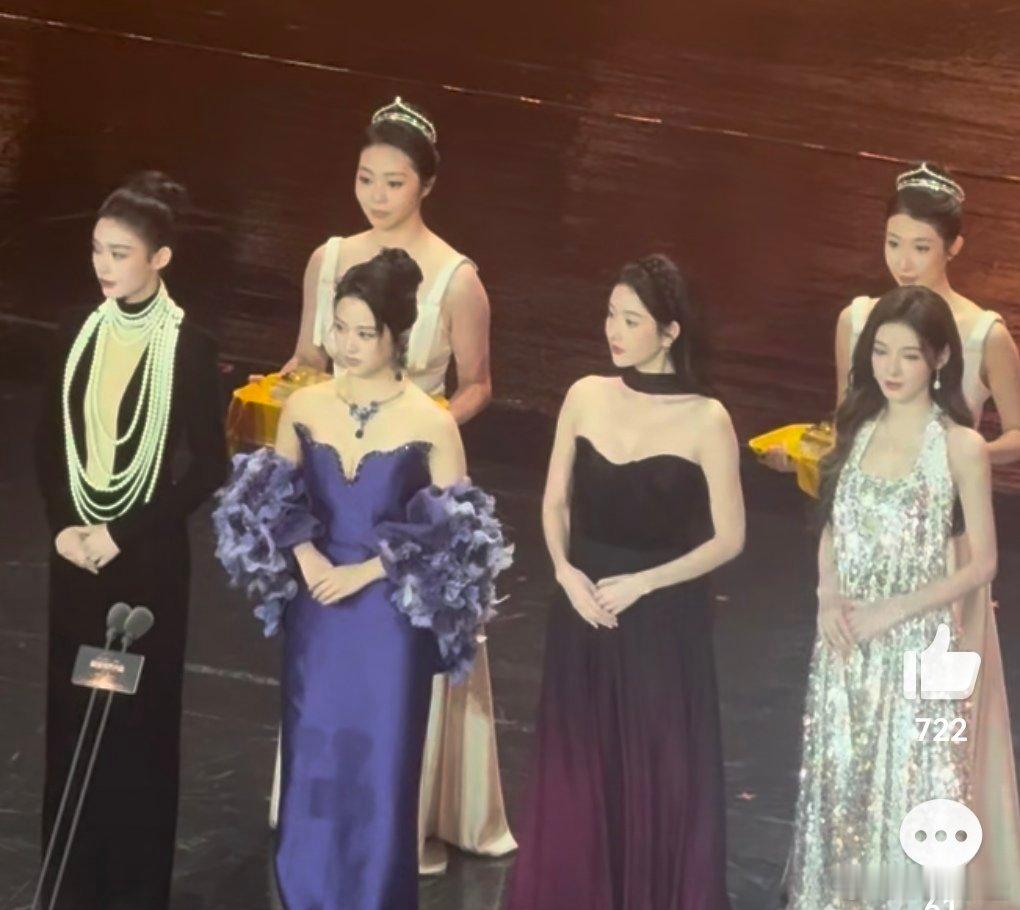 沈月虽然身材被虐了但是裙子也太老气了，这个酱紫色给40+差不多​​​