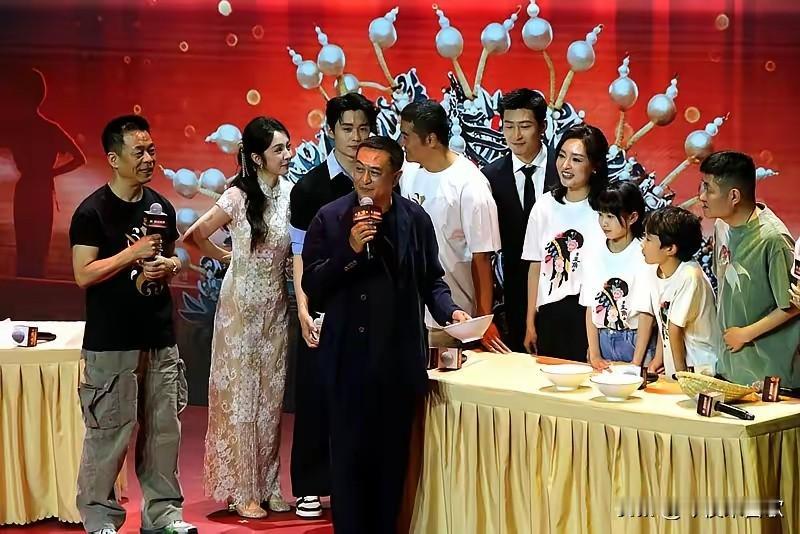 家里只要出这3个属相，哪怕没钱，也是祖坟冒青烟！我在老家开了三十年的老茶馆蹲了