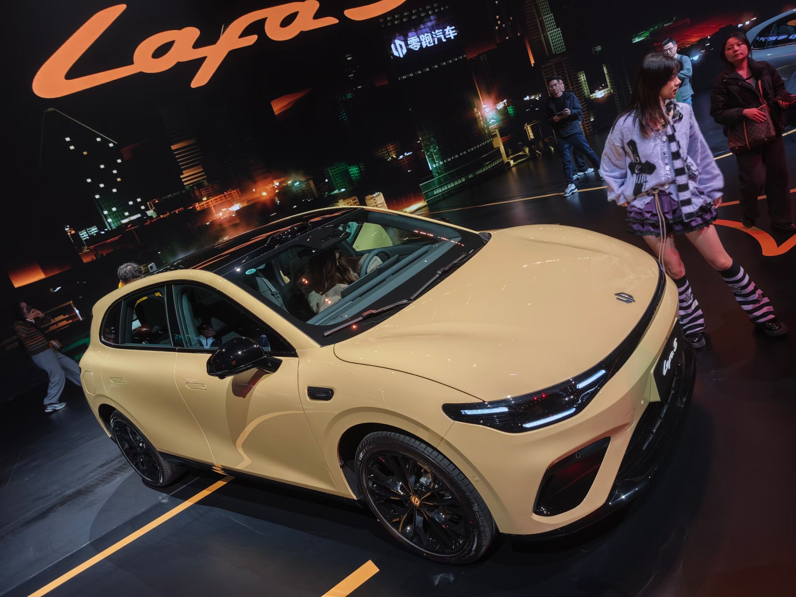 零跑LaFa5，限时9.28-10.68万！代步小电车，十来万就足够足够了！无框