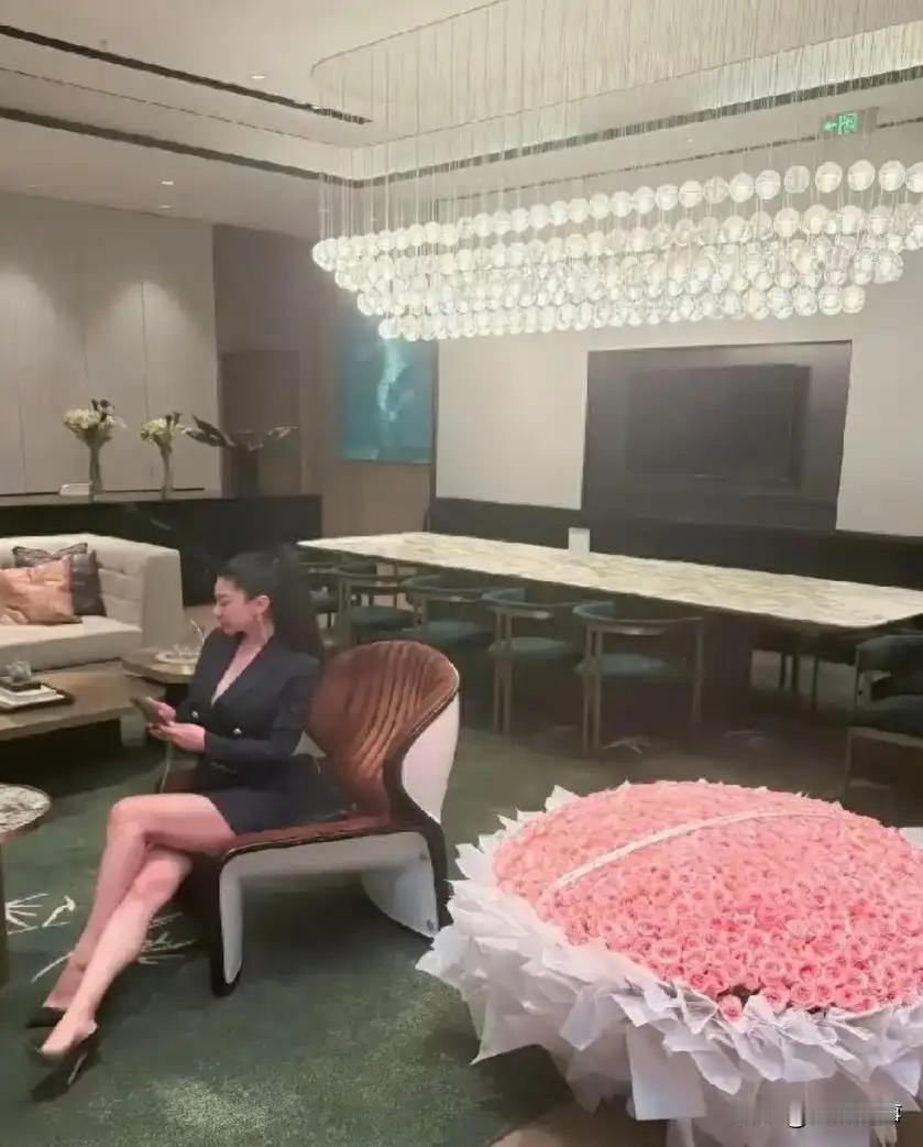 不少人感慨Coco的运气远超普通人。往前追溯，她曾经在KTV工作，兼职模特，很长