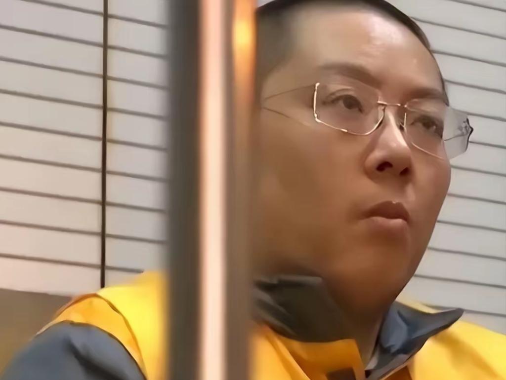 短短18个月就挥霍掉380多亿公款，平均每个月烧掉20多个亿，不仅买空奢侈品店，