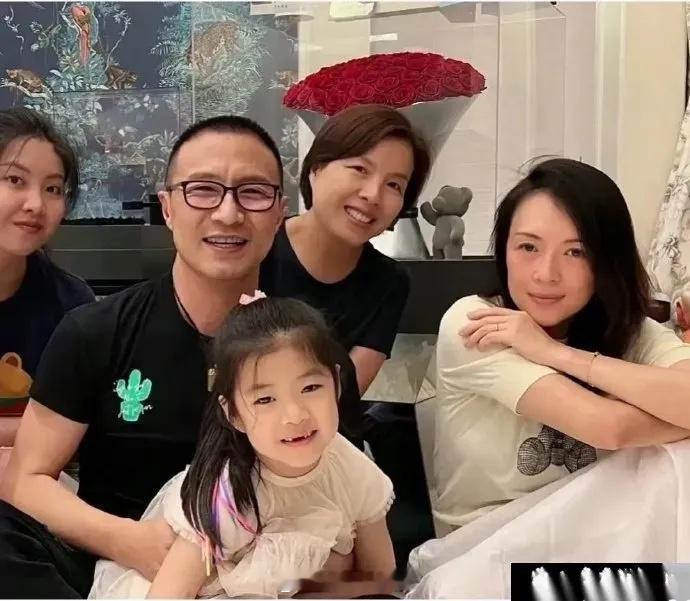 仔细看才发现离婚前的章子怡，所有人面对镜头都很开心，只有她在咬牙忍耐着！​​​
