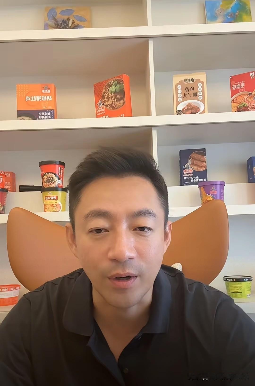 汪小菲回到湾湾开启直播，在直播间知无不言言无不尽。网友问为什么不把