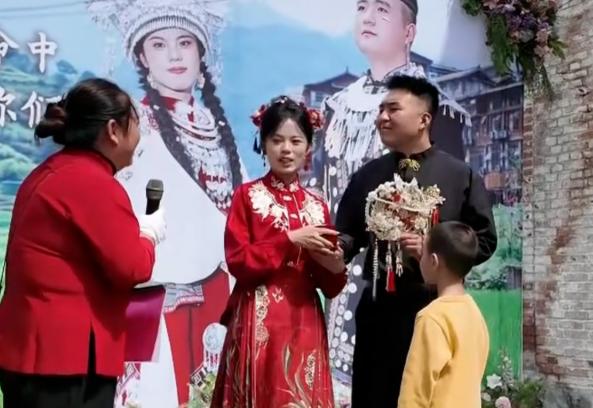 “三观正”真的太关键了！山西晋城有位送外卖的小伙子，每天早出晚归，一个月能挣六千