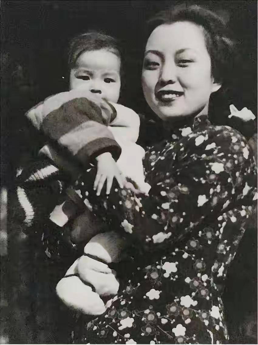 甄珍母亲真漂亮，甄珍像极了她母亲，她们母女俩都是女人味十足的女子。