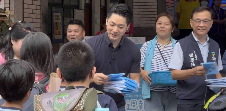 谴责黄国昌“勒警”？蒋万安不回应台湾民众党前天在台北市办“走读”活动却走调，