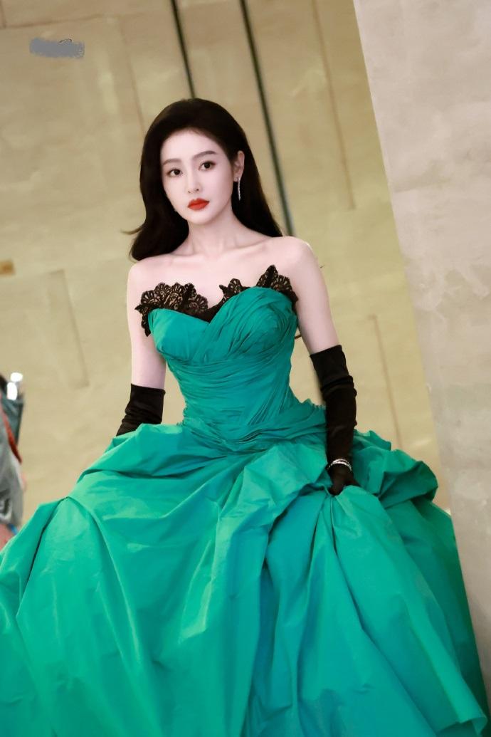今日张天爱在北京参加电影节，她这回搭配了一身绿色的衣服，看上去很有春日时尚风情。