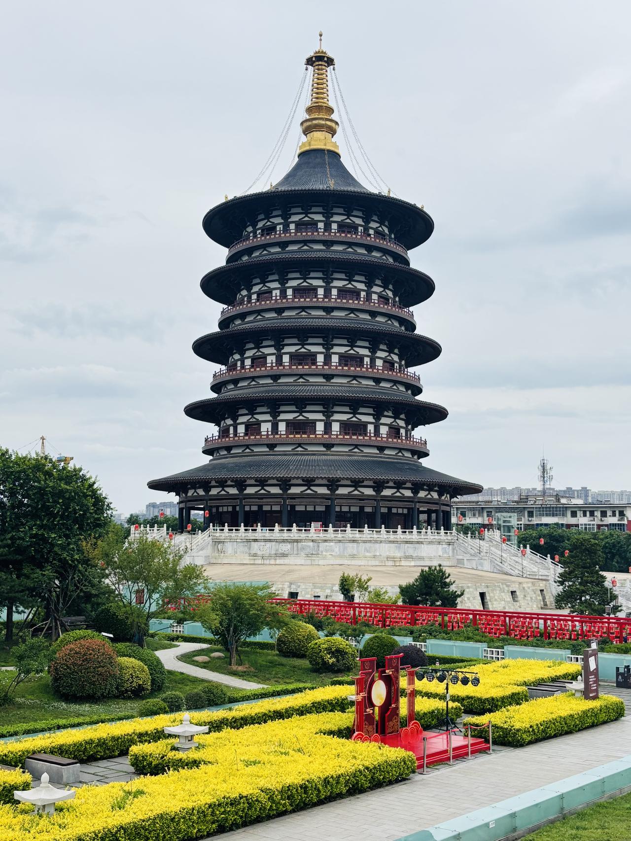 如果说龙门石窟是石刻艺术的巅峰，那位于洛阳市中心的天堂，则是1300多年前一代女
