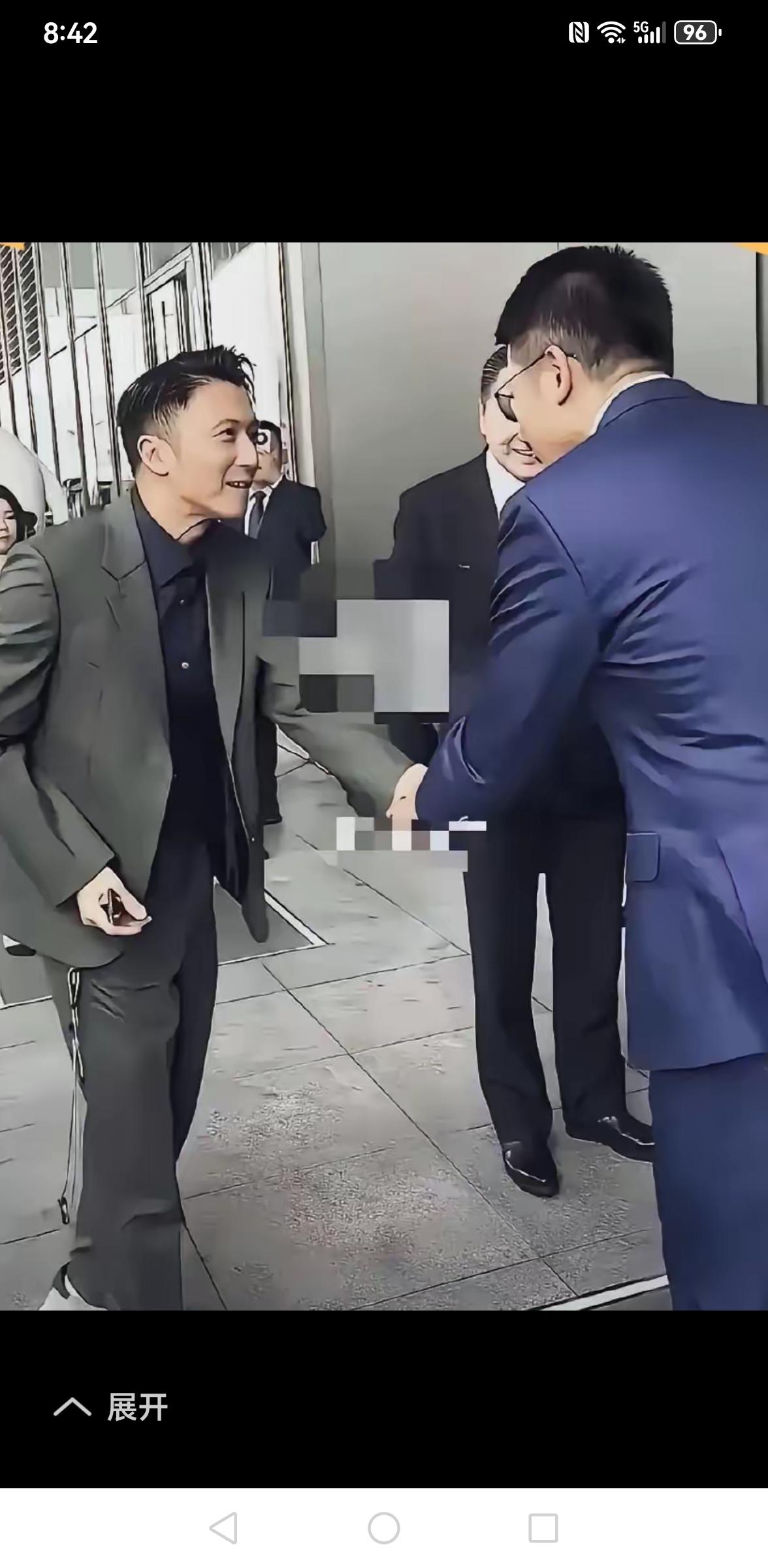 这是真实的谢霆锋，跟以前判若两人，真是超乎想象：个子不高，头发也有些稀疏，再也感