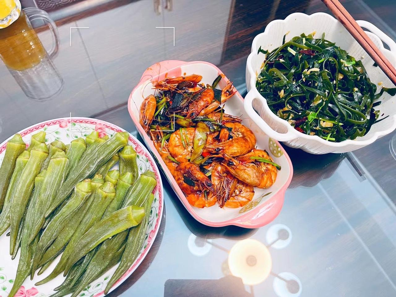 儿子儿媳不让我带孙子，打算请丈母娘去帮他们照料孩子。我每月退休金有4500块，儿