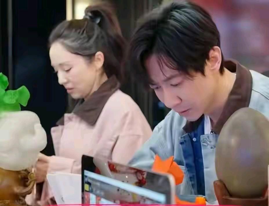有人说，因为高云翔的出轨伤害了董璇，所以这次董璇就找了长得安全的张维伊嫁了，大概
