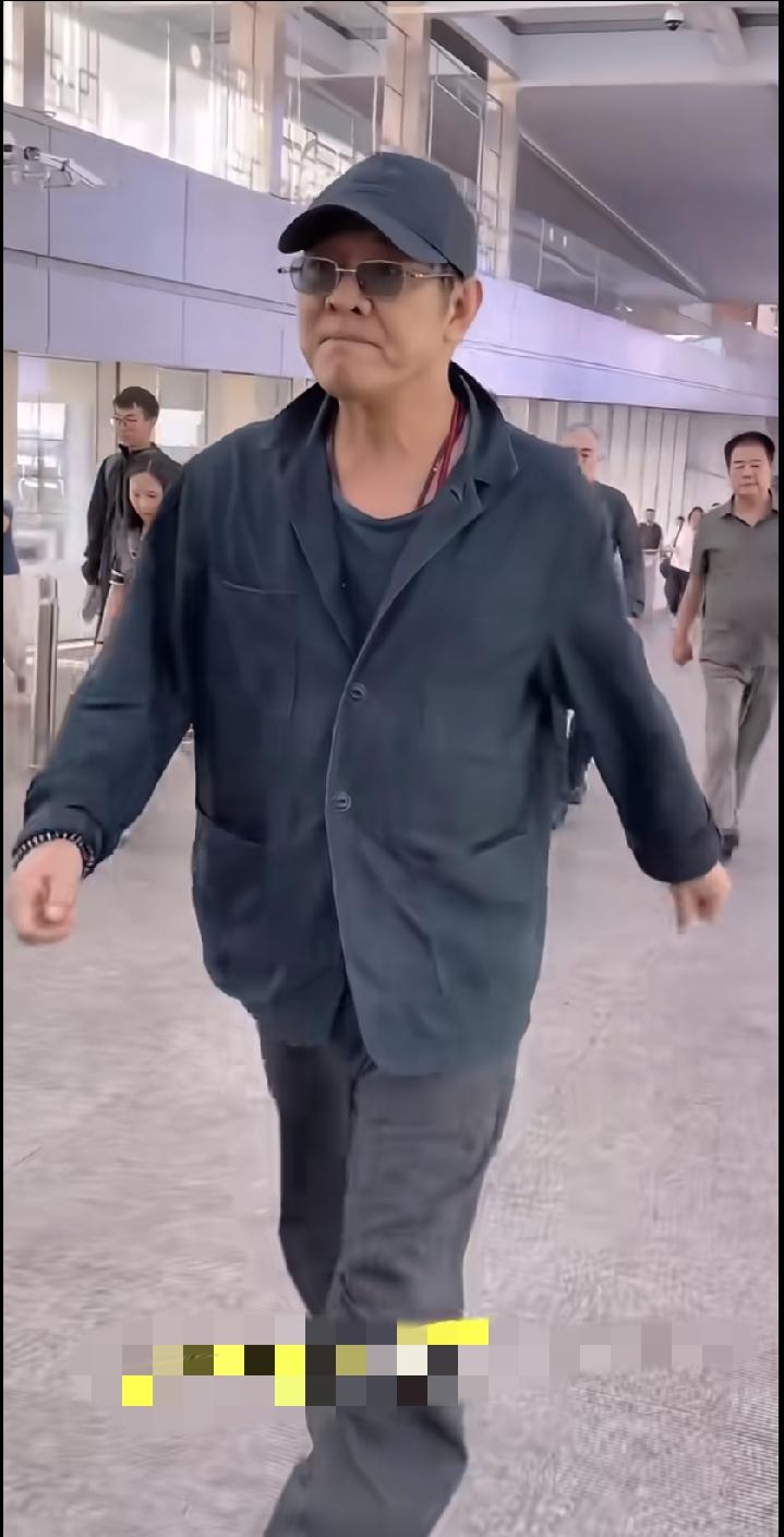 这还是当年的李连杰吗？简直看不出来。一身简单休闲装束，帽子墨镜加持，行走在