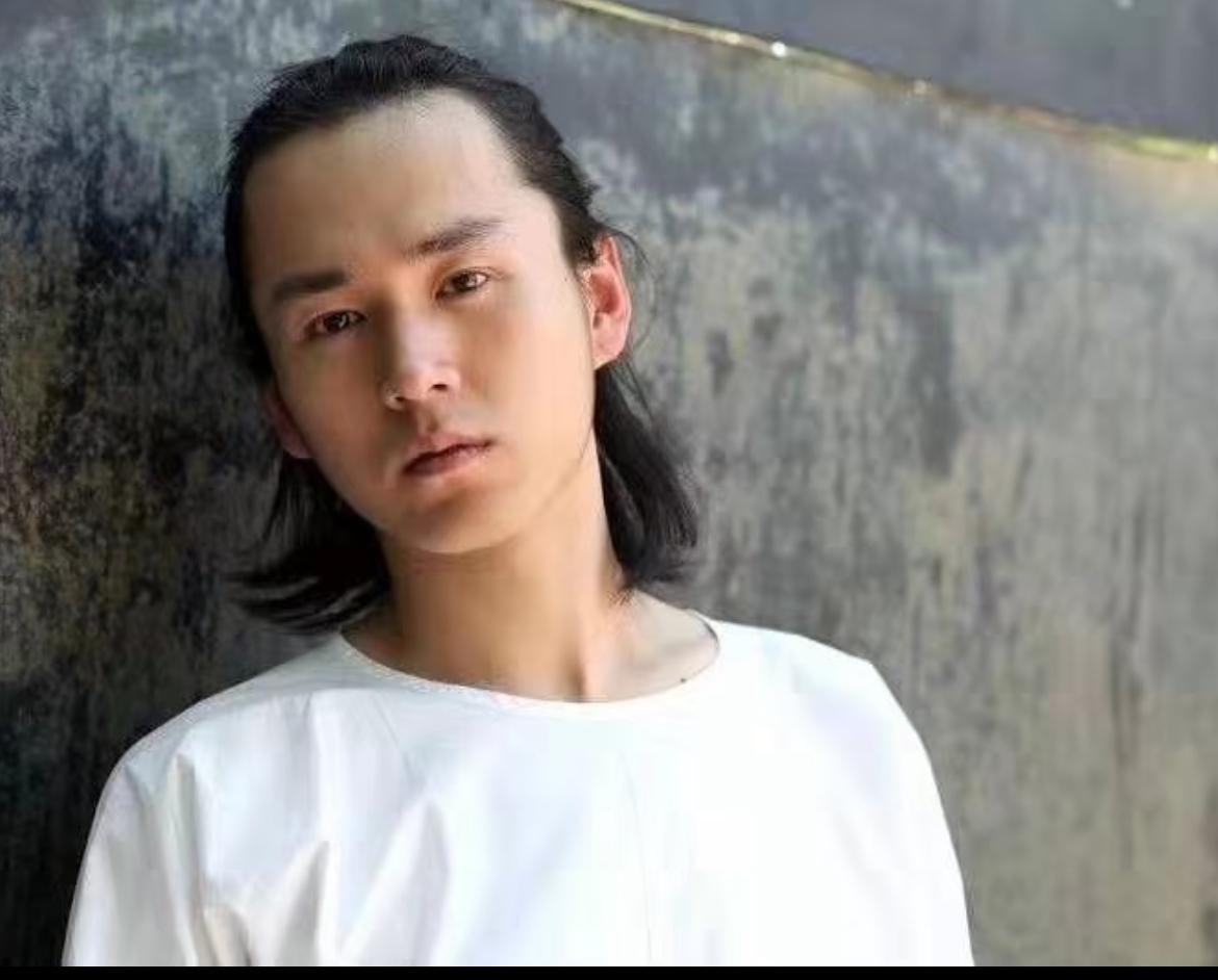 曝光王家卫和冒名编剧秦雯的古二，人也帅气，有才华，学历背景也高，怎么还会被欺负成