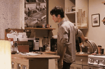 搞笑gif: 大姐你这脚上的功夫很厉害呀, 一定没少练习