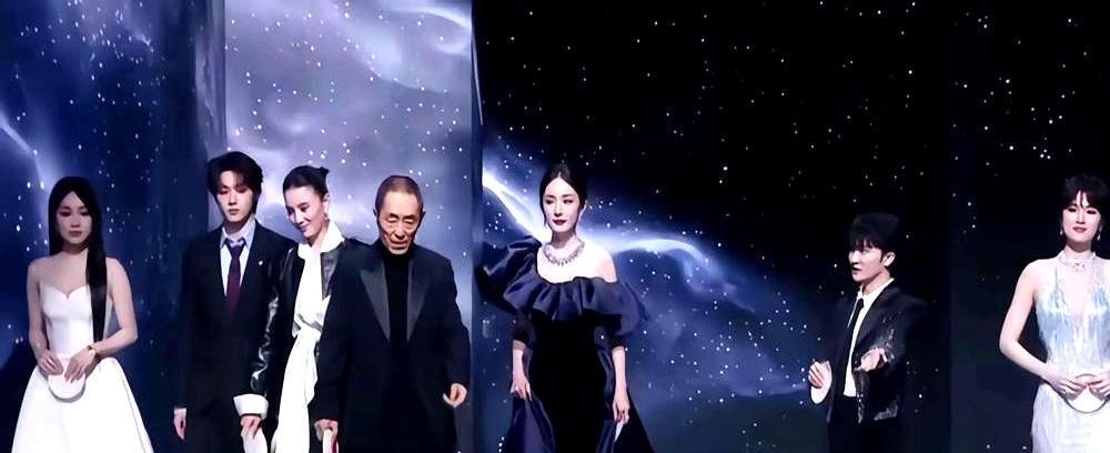 别再觉得娱乐圈的C位争夺跟你没关系，这次张艺谋出手，直接戳破了多少人的虚伪。微