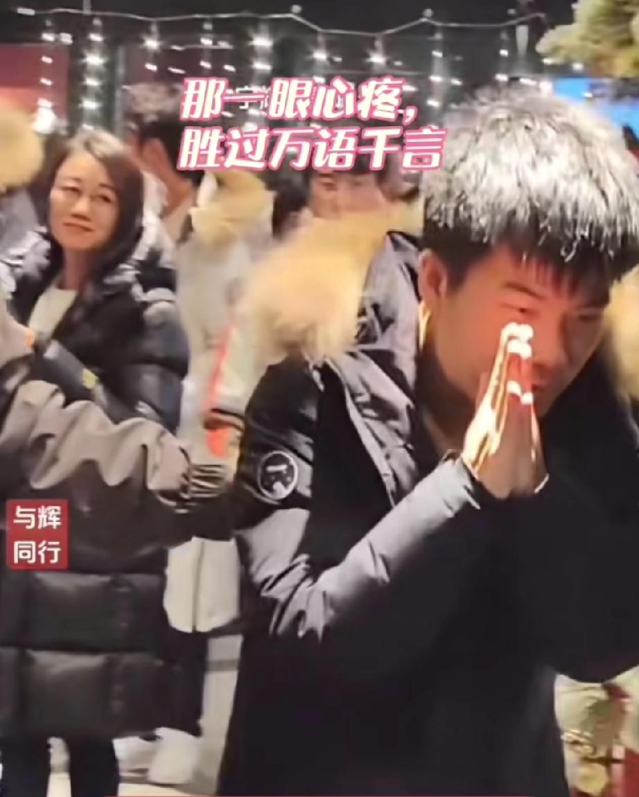你知道吗?潇潇以她那“一眼”的心疼,换回了董宇辉“无数次”的回望。在曾经那个众人