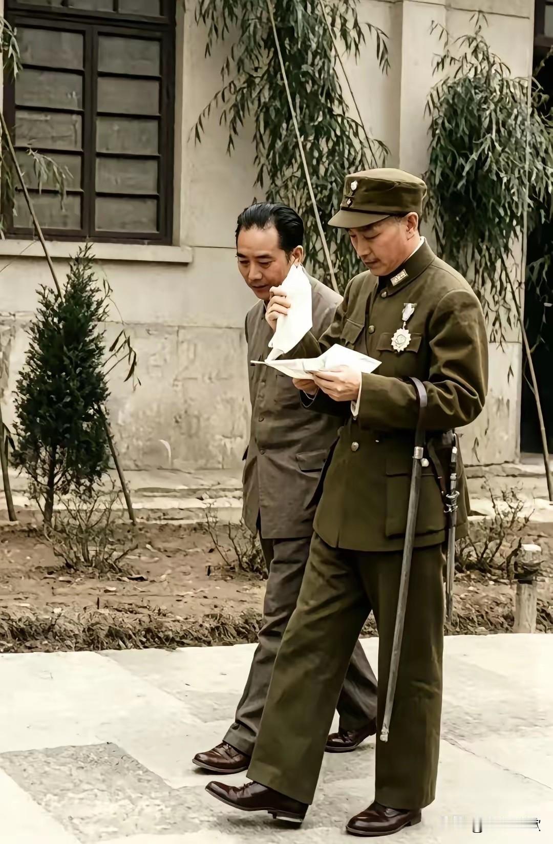 蒋介石这个人，非常复杂。比如军衔，他自己给自己授衔，而且是整个民国时期最高军衔