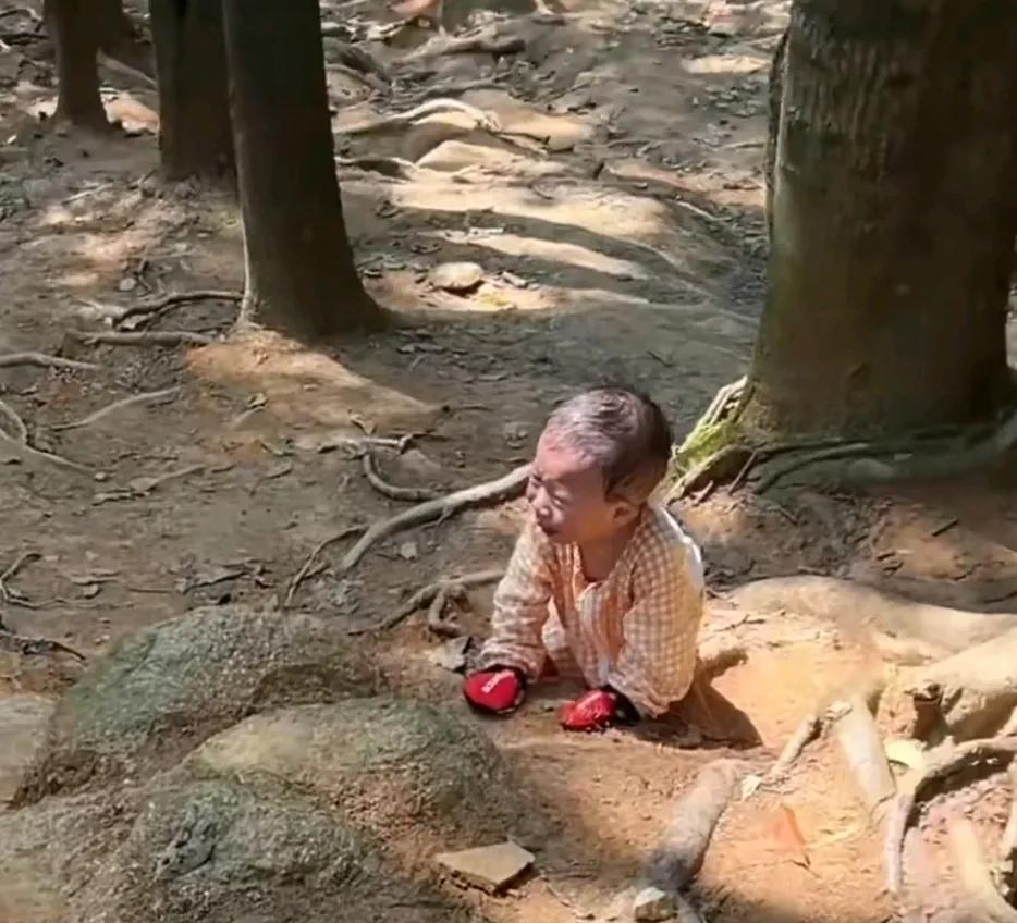 这妈妈要么脑子有病，要么心理有病，反正不太正常。哪个正常妈妈会做出这样的事。这