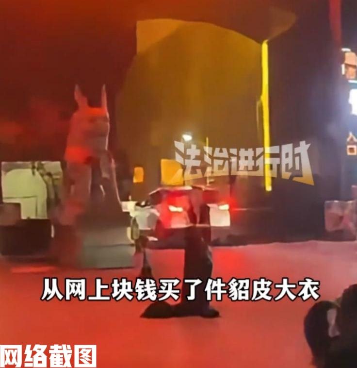 山东济宁有网店老板卖貂皮大衣。可这位老板售出两千元的貂皮大衣被人水洗后，竟然