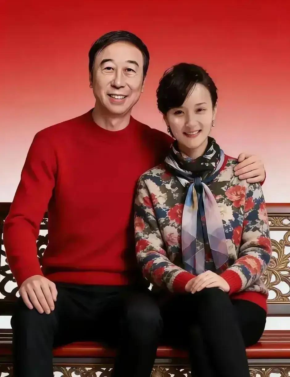 1983年，相声演员冯巩和天津市第26中学的同学艾慧领了结婚证，因为解决不了北京