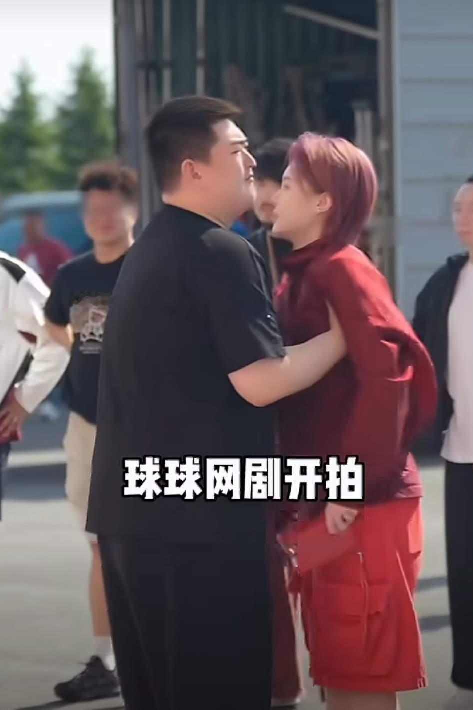 赵本山女儿跨界拍短剧！亲哥赵大牛现身捧场，赵家全员紧跟短剧风口 家世话题：背