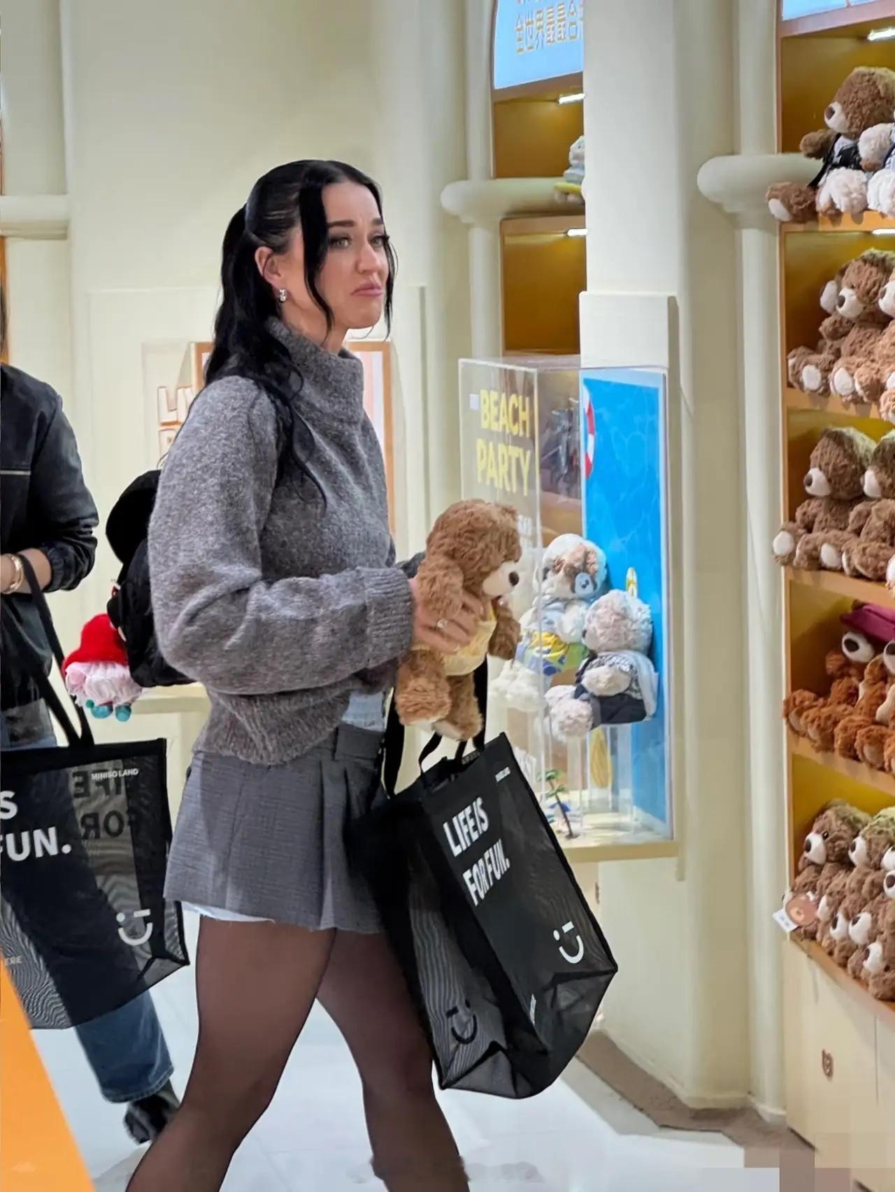 有网友在上海偶遇水果姐逛街，不愧是水果姐，知名度杠杠的！