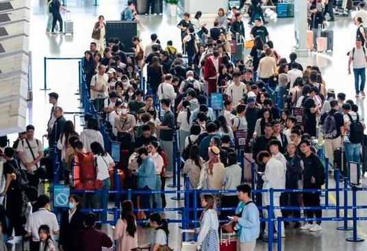 一个在日本的朋友跟我说，这回日本是真变冷清了。8月访日的数据刚出来，据说外国游