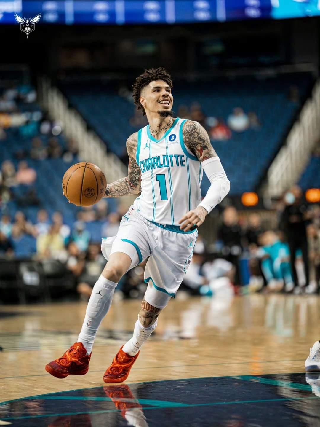 拉梅洛鲍威尔本赛季真不是刷子拉梅洛鲍尔本赛季真不是刷子，是黄蜂的攻守转换核心