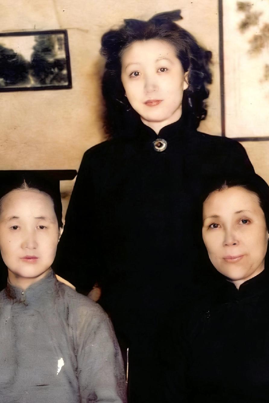 1936年，钱学森夫人蒋英，一张罕见的留影，照片中的蒋英穿着一件黑色的旗袍，非常