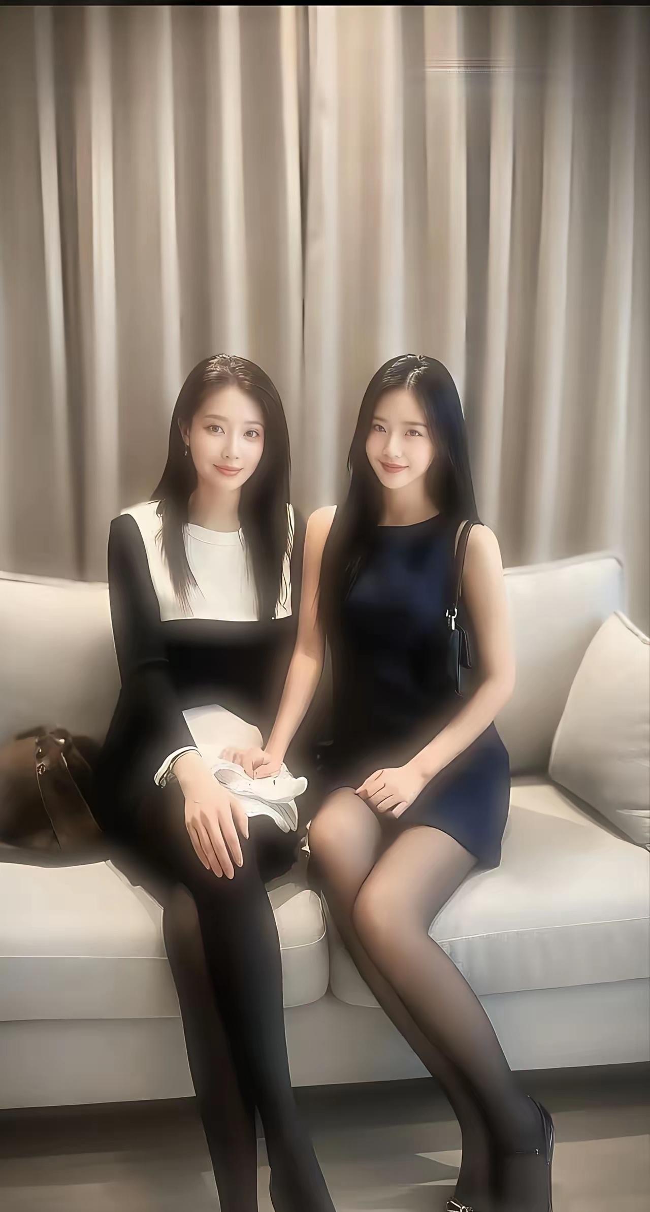 谁是女儿谁是妈？母女俩站在一起宛如一对姐妹，身高、外貌极为相似。不过，她们终