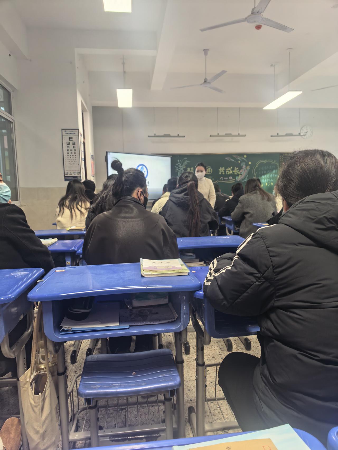 今天开家长会，没想到俺儿子坐在最后一排！[捂脸哭]个子不高有点困难啊！怪不得平时