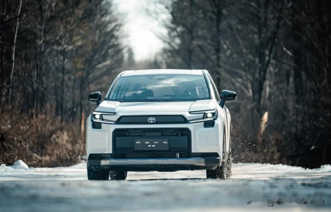 这动力系统一升级，可真是让人眼前一亮。第五代THS智能电混双擎系统，厉害就厉害在