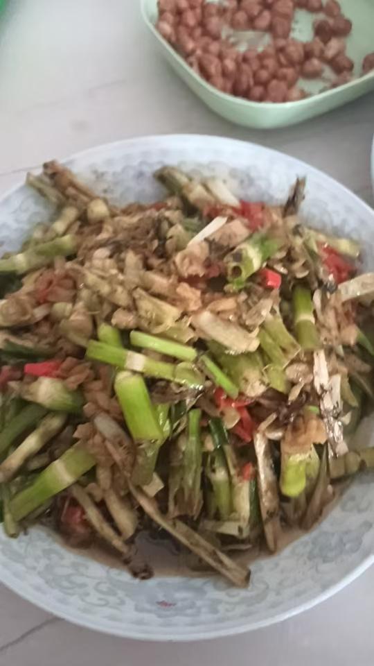 这是我的干哥哥吃的竹笋炒肉，原来这就是竹笋啊，是他在山上摘的。他问我想不想吃。