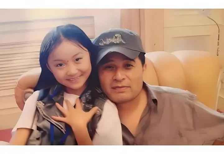 毕福剑和前妻2004年离婚后，年仅8岁的女儿毕凌跟着母亲远赴加拿大生活求学，也就