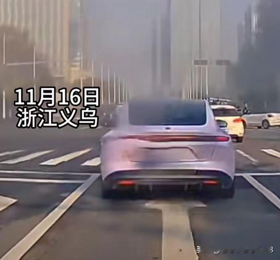 现在全网最后悔的就是这个未挂牌强行加塞的司机了！不是因为他马上面临处罚，而是