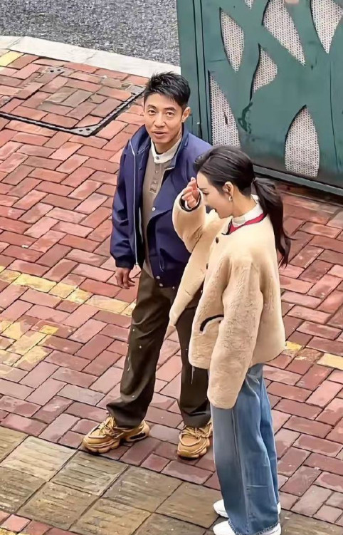 旁边女的是谁啊，也好美。
