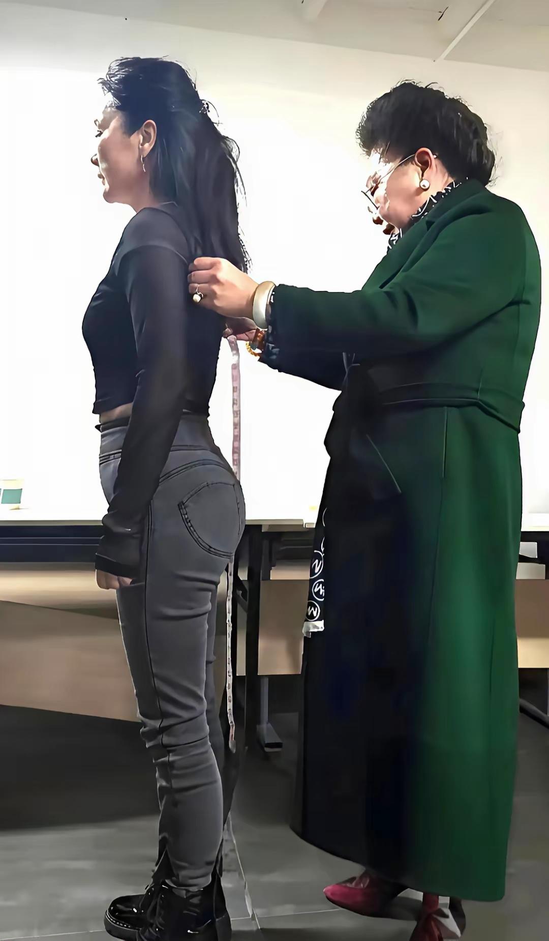 何赛飞的62岁，身姿挺拔，细腰翘臀，线条流畅，这个身材很多22岁的人都未必拥有…