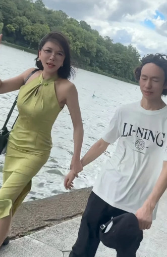 龚玥菲很主动。作为老处男的庞麦郎，面对熟女，心还是放不开。每次龚玥菲在自己