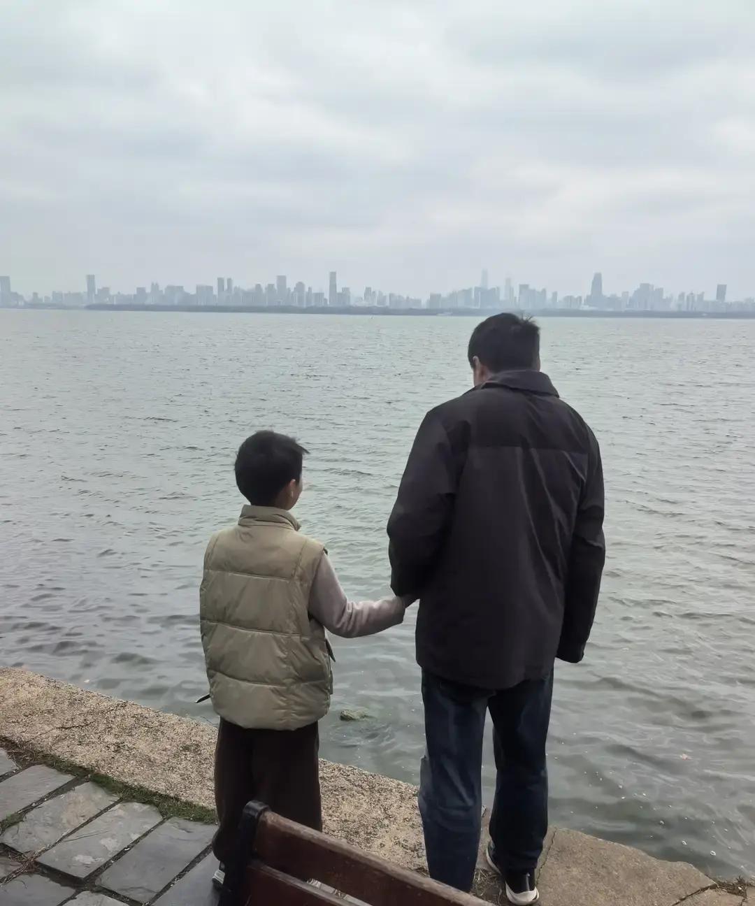 @孩子他爹的日常昨天在武汉被司机拒载，两口子当街吵到冷战。中午12点20，两