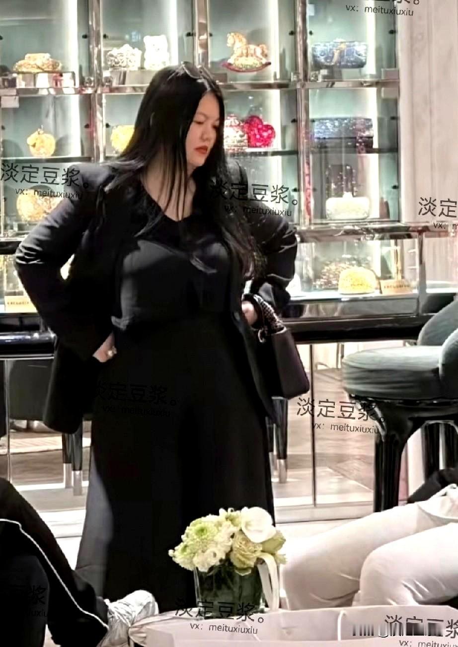 天啊！看李湘一家“三口”这身材，这是别人拍到的，和她自己拍的判若两人。王诗