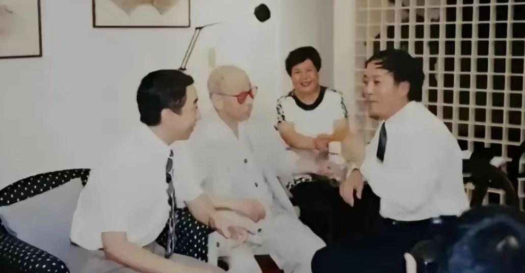 1993年台湾，冯巩拜访92岁张学良。张学良一见冯巩竟然惊讶得说不出话来。1