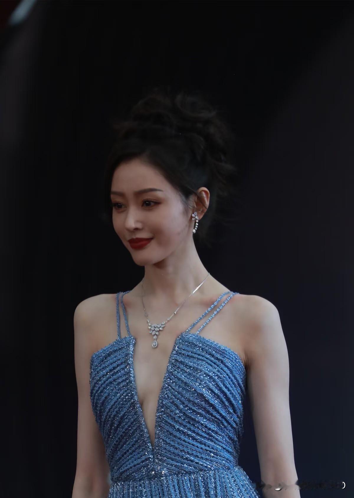 刷到张天爱在活动现场的美图，简直被美晕！在华表奖活动上，她以嘉宾身份出席，那套以