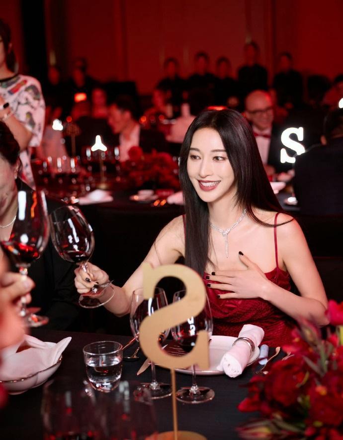 最近张俪在出席时尚活动的时候穿了一件红色的吊带裙，整个人显得非常有女神范儿。