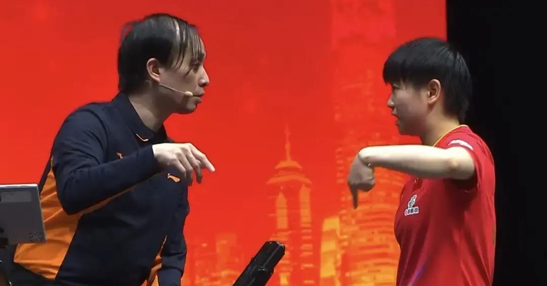 孙颖莎推开翻译，直接用英语告诉裁判：“我的肩伤需要退赛。”紧接着追问：“这