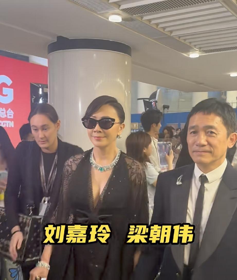 6月20日，上影节闭幕式，刘嘉玲穿阿玛尼高定弄巧成拙，原版衣服不那么性感，而她却