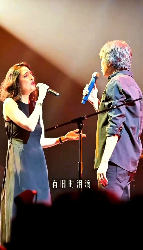 刘烨的妻子安娜，现在已经是一位出色的乐队主唱了，经常和老狼等一大批唱作人一起演出